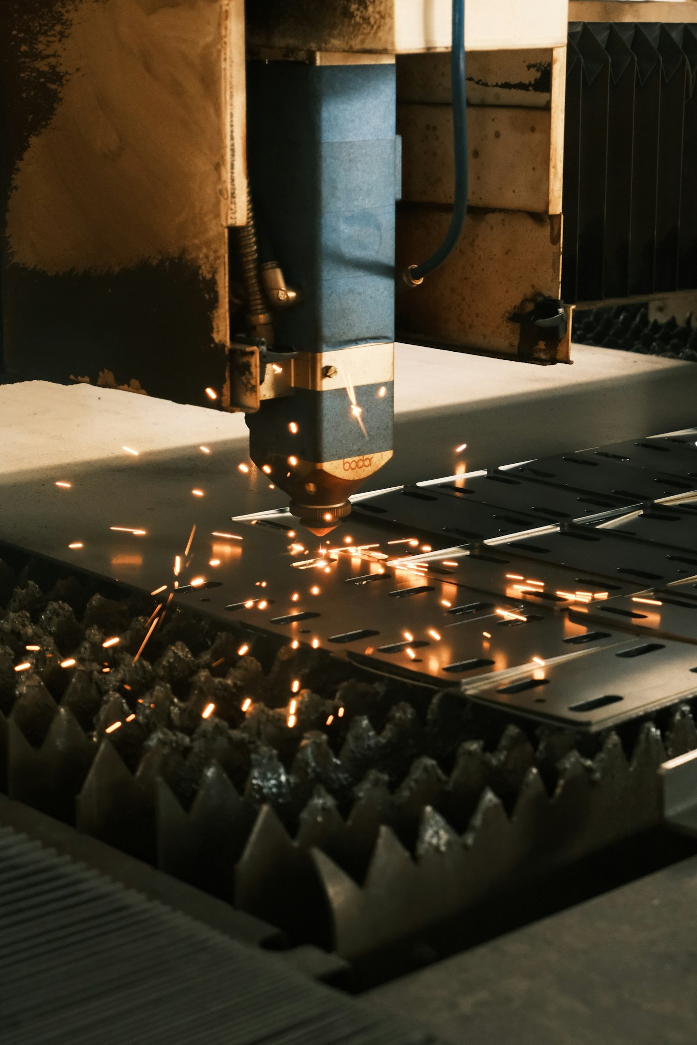 Cắt kim loại bằng CNC laser và plasma: so sánh và lựa chọn