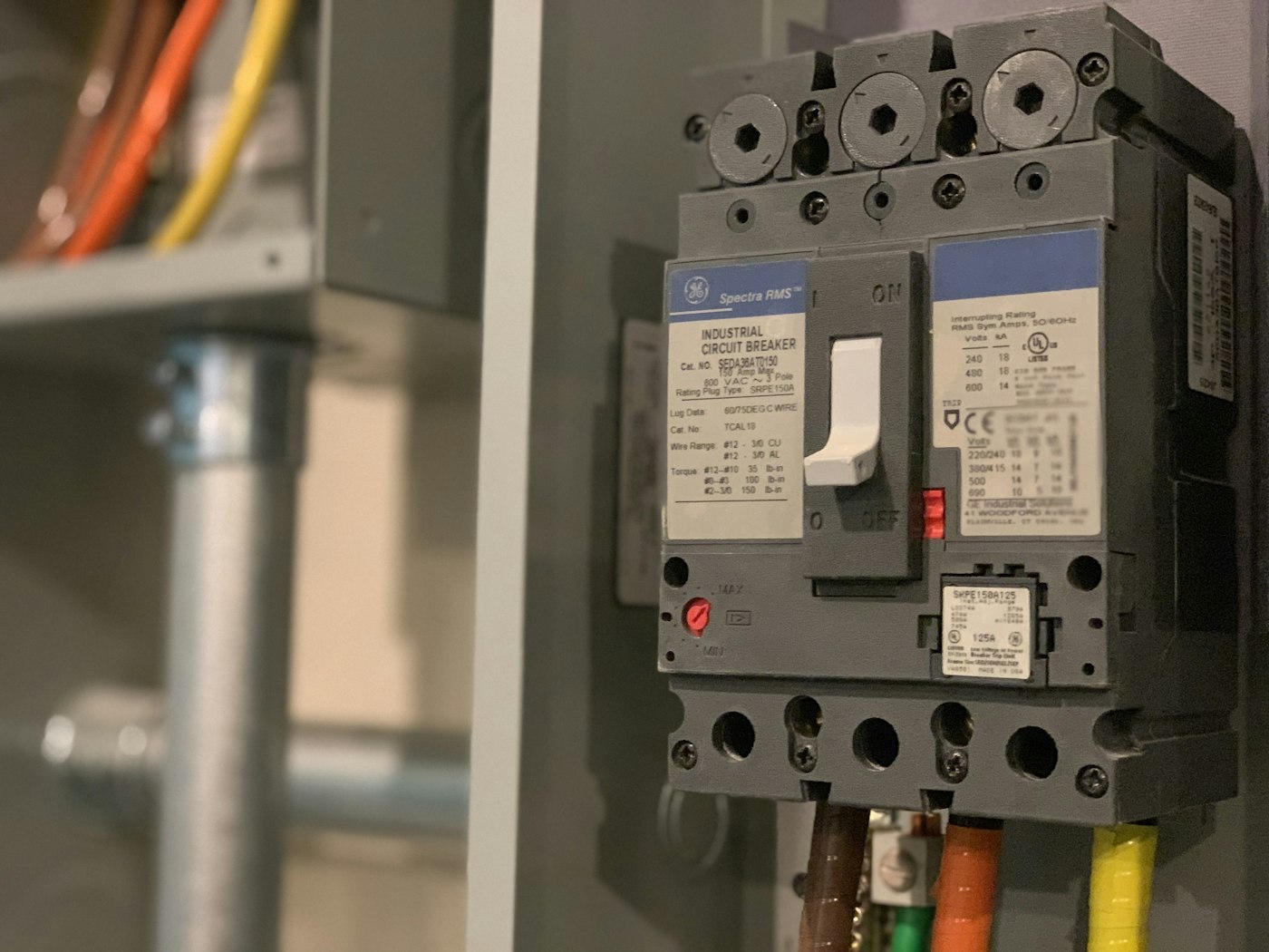 Cách chọn MCCB, ACB cho tủ điện phân phối đúng kỹ thuật