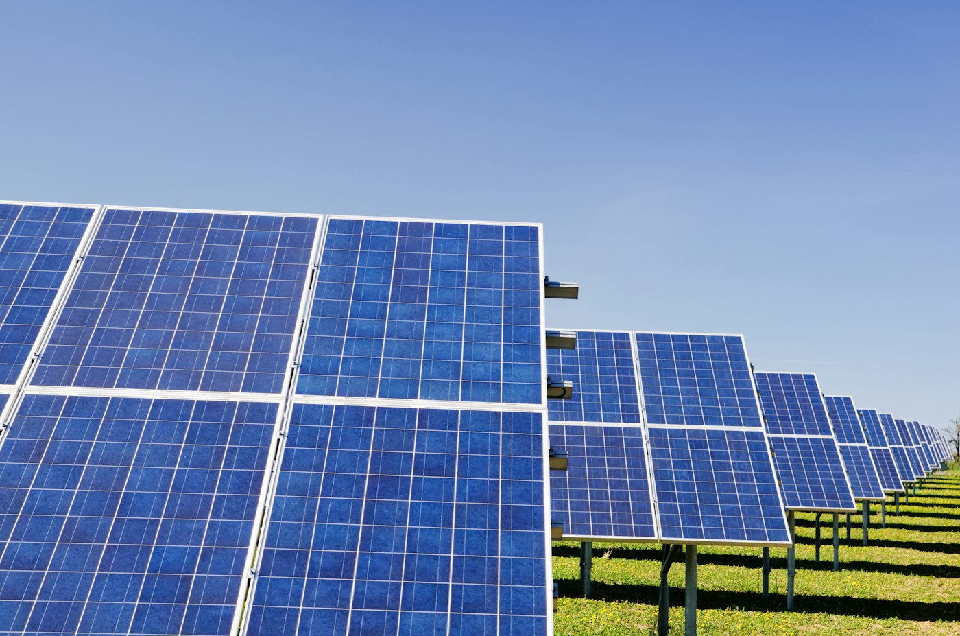 Hệ thống điện mặt trời hòa lưới, độc lập và hybrid khác nhau thế nào?